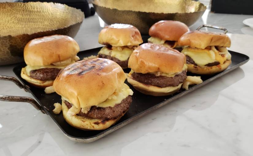 Hamburguesa de queso azul – salsa de queso a base de birra – cebollitas crispy  – reducción de&nbsp;whiskey.